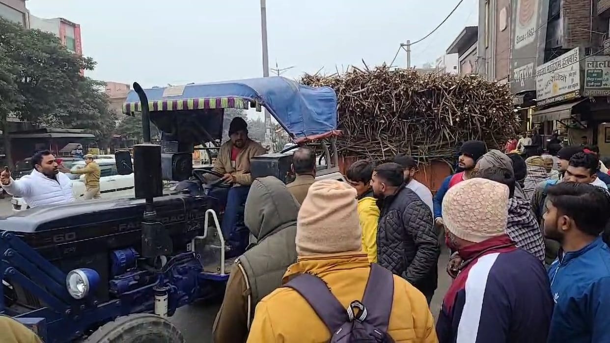 A trolley full of sugarcane collided with a car, resulting in a jam.