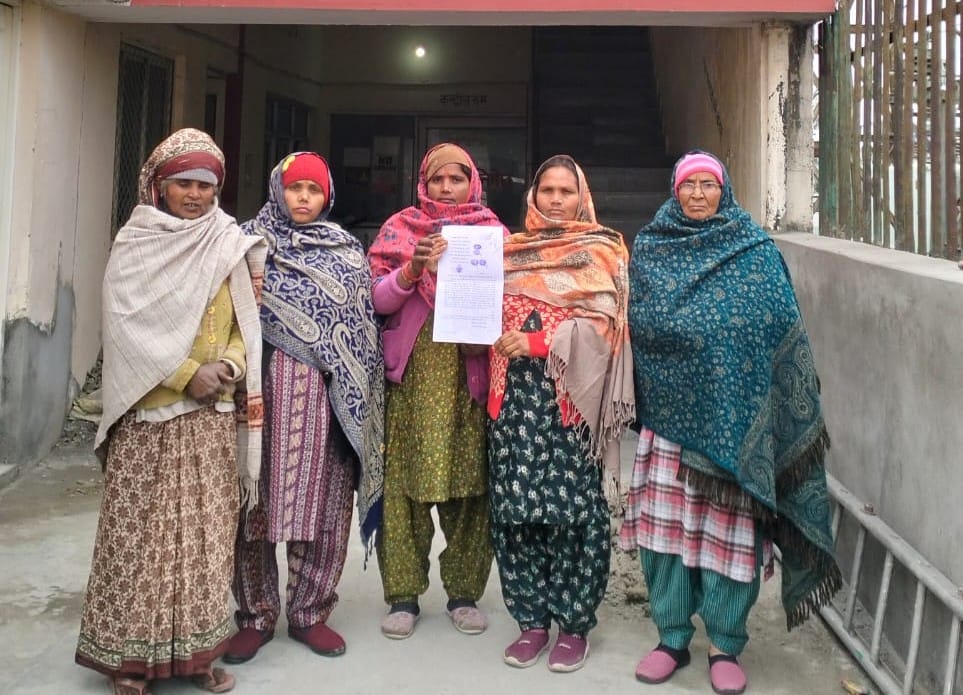 Demand for removal of power lines from the population, women demonstrated at Energy Corporation office