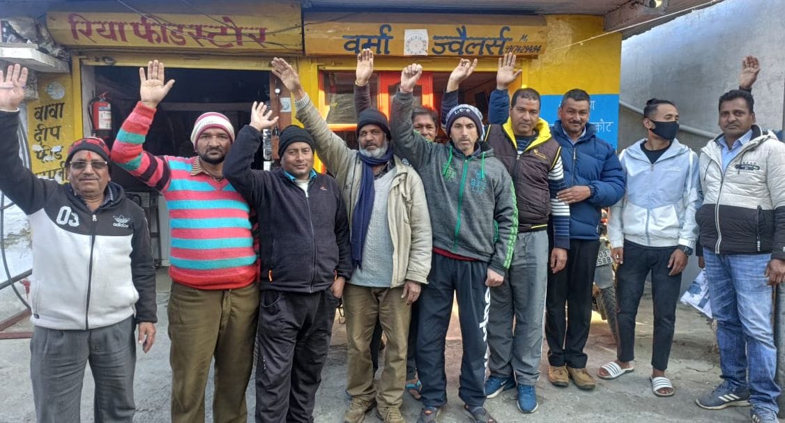 People angry over challan of vehicles parked in front of shops and houses