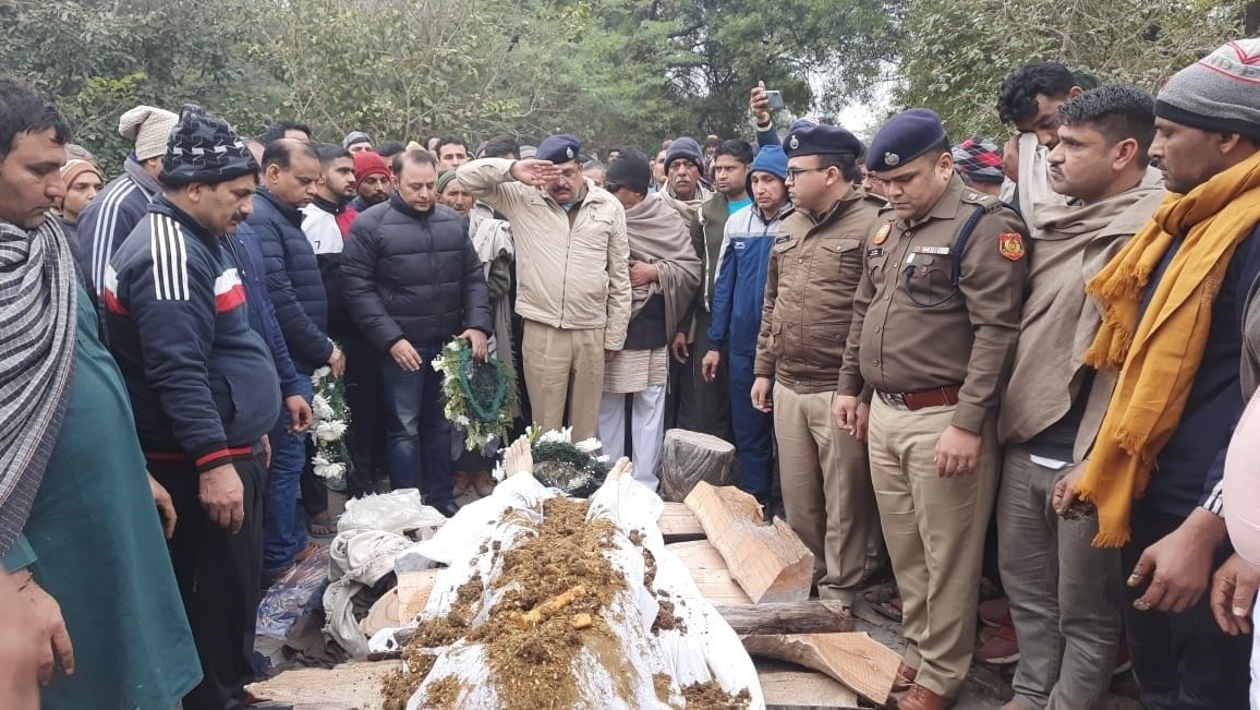 Delhi Police bid final farewell to Dinesh by giving a salute