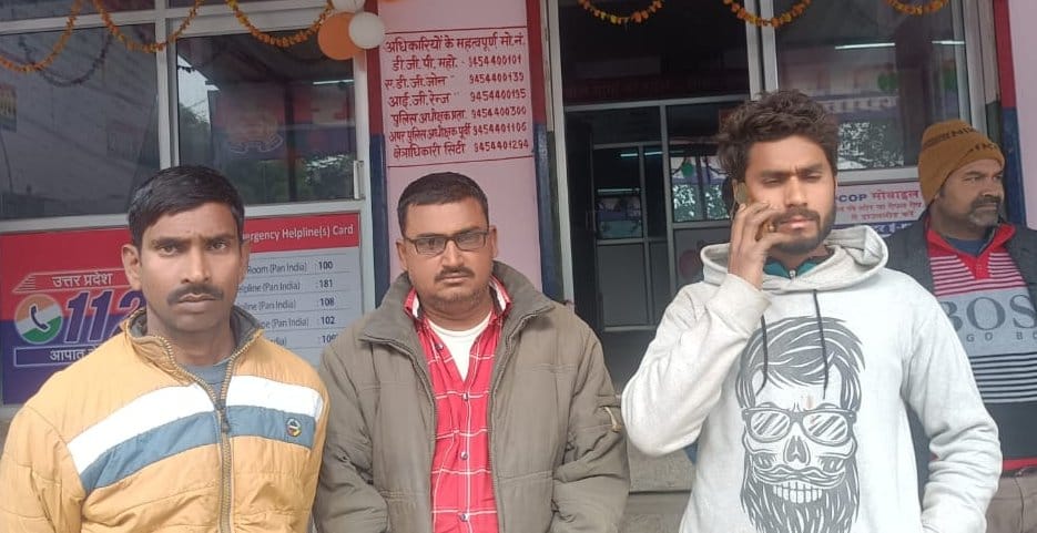 Ran away towards Mohanganj after looting 45 thousand rupees from vegetable vendors.