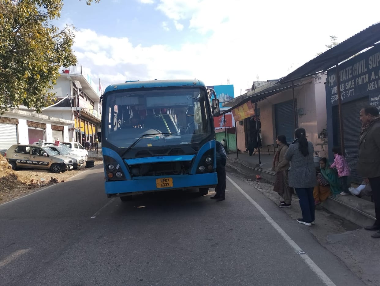 Bus running on Kuthera-Hamirpur route panting on the way