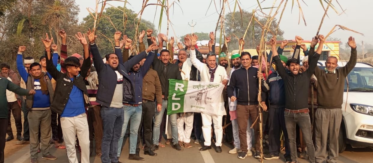 By protesting, RLD demanded Rs 400 per quintal price of sugarcane.