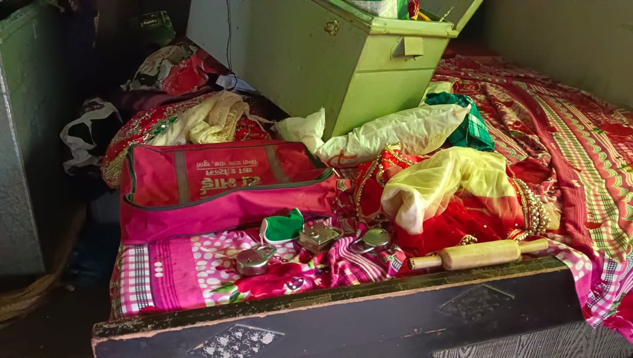 Woman went to the village, thieves took money and jewelery there
