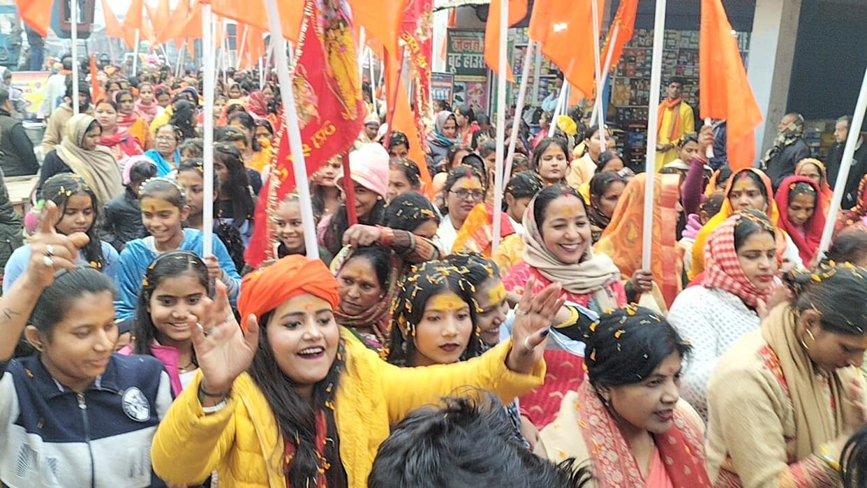 Siswa echoed with the slogan of Jai Shri Ram, flowers showered on the procession