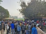 हाटा कोतवाली क्षेत्र के महुआरी में हाईवे पर जाम लगाए लोग।
