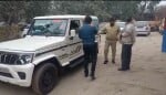 सोनीपत के कुंडली थाना में पूछताछ के बाद अंकित सेरसा के पिता को लेकर जाती पुलिस। संवाद