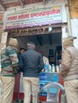 सादाबाद में गाड़ियों के नकली पुर्जे बेचने वाली दुकान पर जांच करती पुलिस