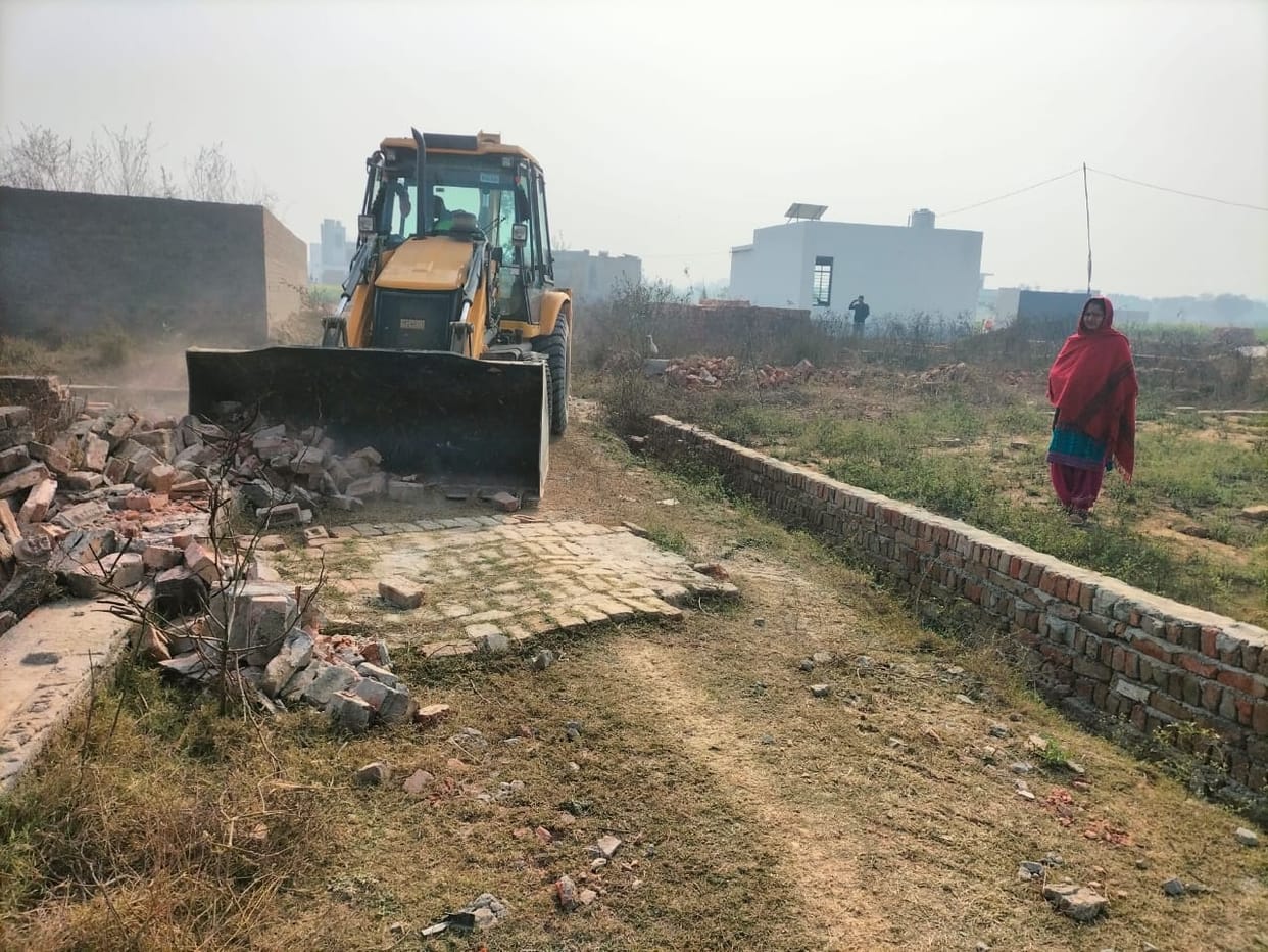 Yellow claw attacks illegal colony in Sarai Aurangabad
