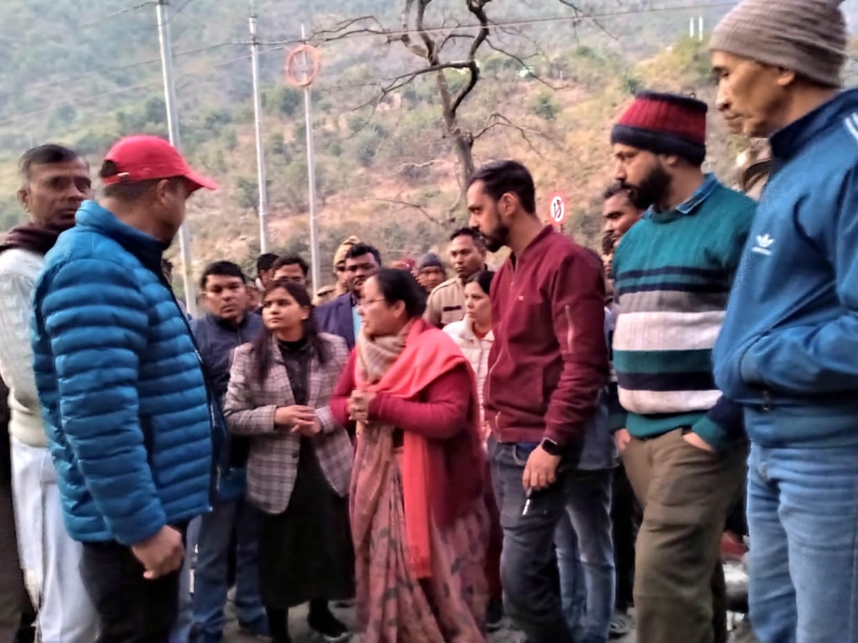 Angry people surrounded the MLA on the issue of road construction