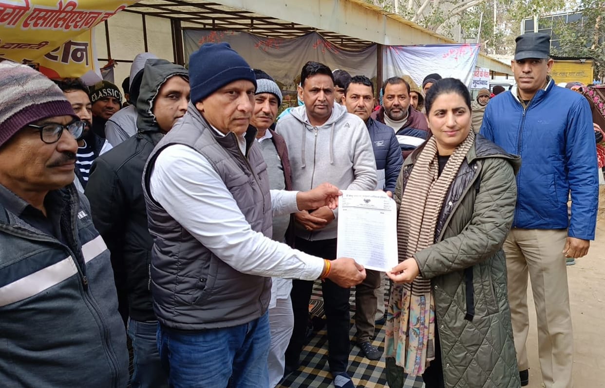 Patwaris handed over the demand letter to the Deputy Commissioner
