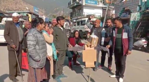 Congress's demonstration against the removal of Chamoli District Panchayat President