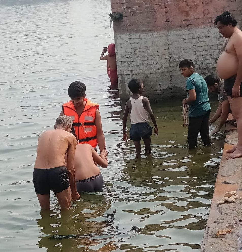 Devotees take a dip of faith at Pandu Pindara Tirtha