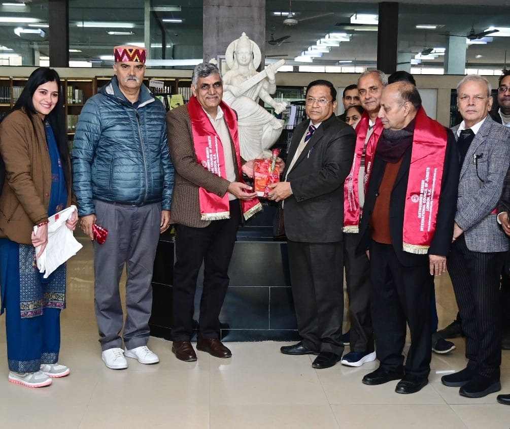 Senior advocate visited Vivekananda Library