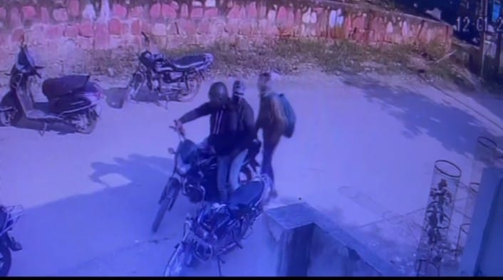 Robbery by firing in bank in broad daylight