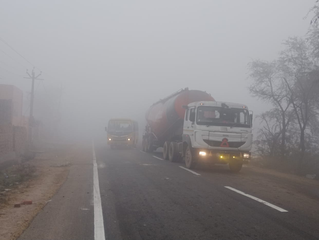 The harshness of cold: Dense fog after several days, vehicles moving slowly