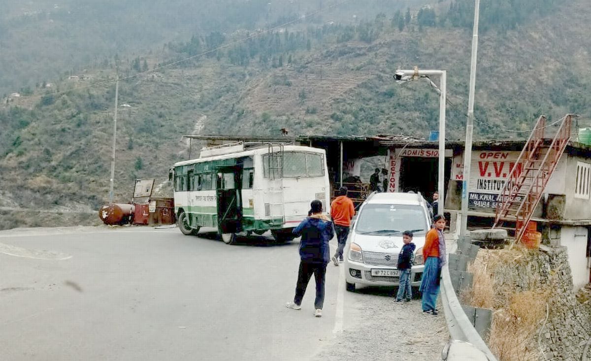 The bus going from Bhanjradu to Chamba ran out of oil on the way.
