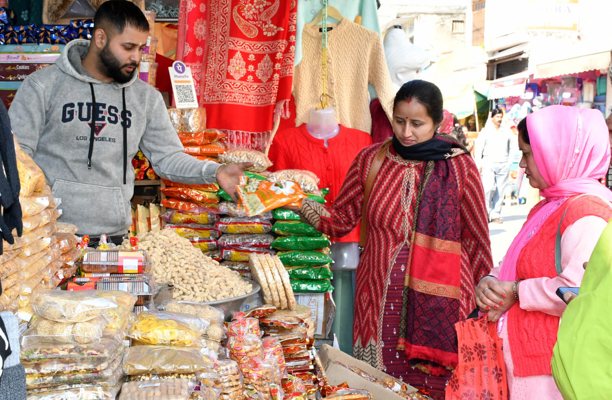 Markets decorated for Lohri festival, flax seeds became the first choice