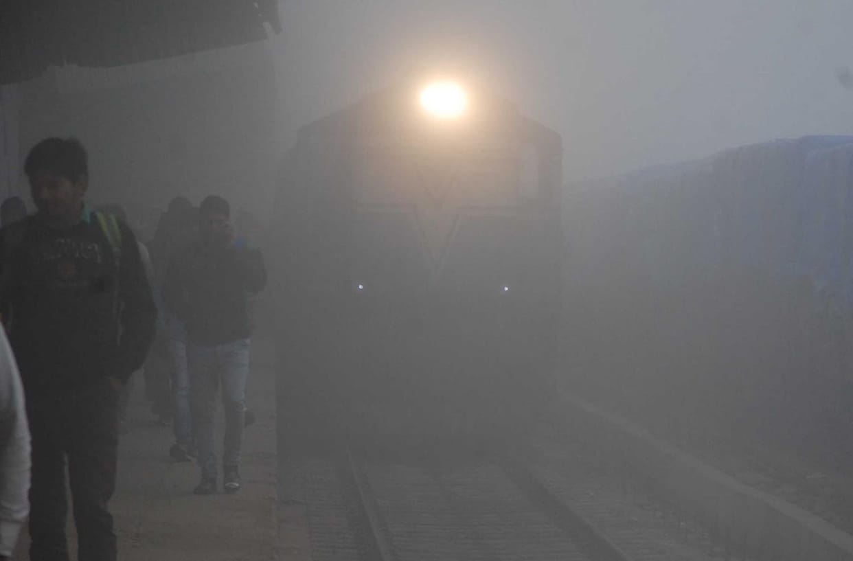 Lucknow News: Fog hits; 17 flights and two trains cancelled, six more trains on Ayodhya route canceled till 22