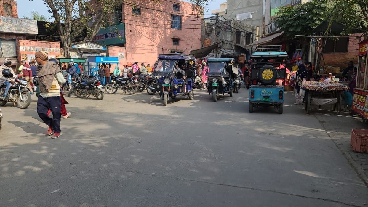 Police personnel removed street vendors from Shaheedi Chowk, gave warning