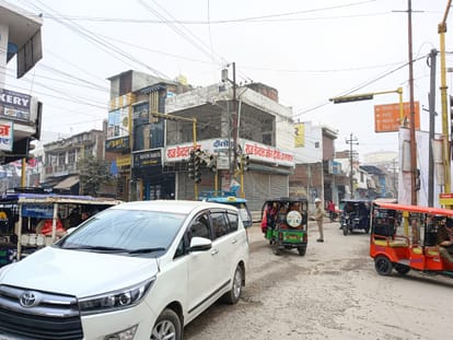 Traffic signals are working only at three intersections out of 13.