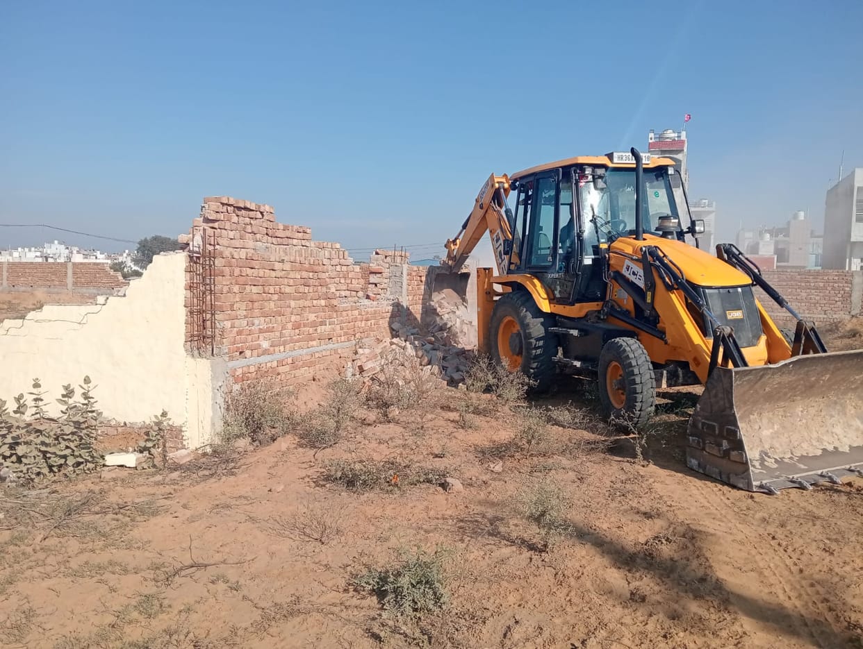 Bulldozer runs on illegal construction in Dharuhera area