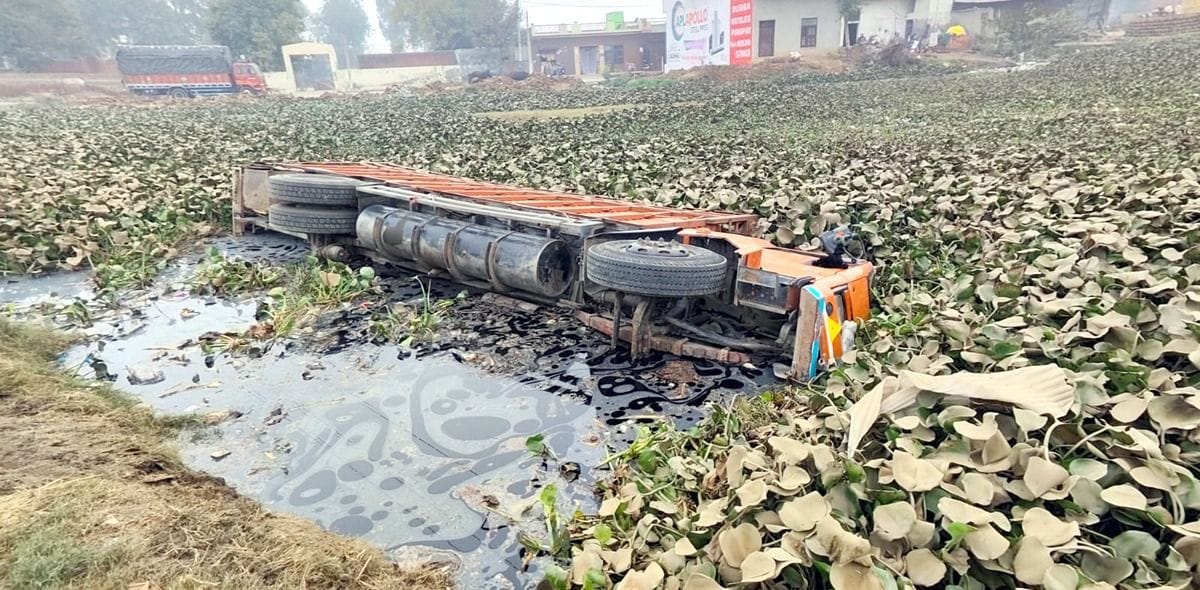 Truck fell into the pond of village Kheda Khemawati