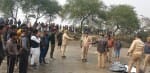 घटना स्थल पर मौजूद पुलिस फोर्स व ग्रामीण
