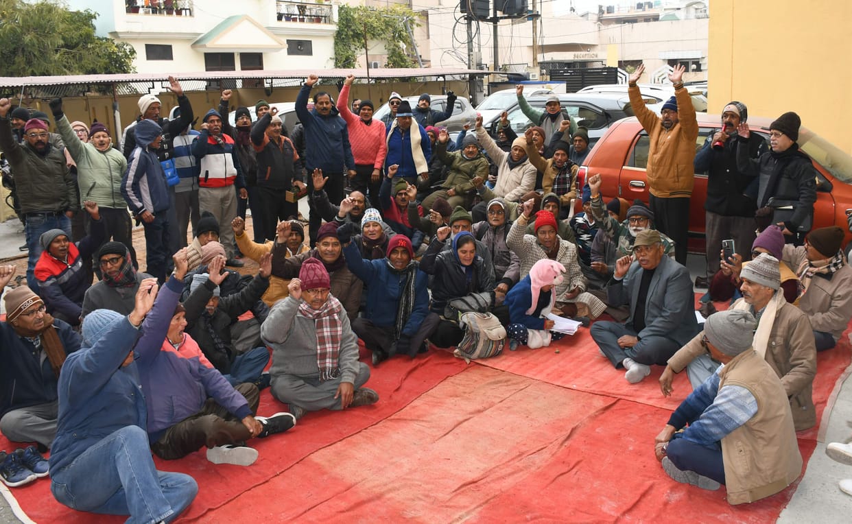 Protest by pensioners of enterprises demanding increase in pension amount