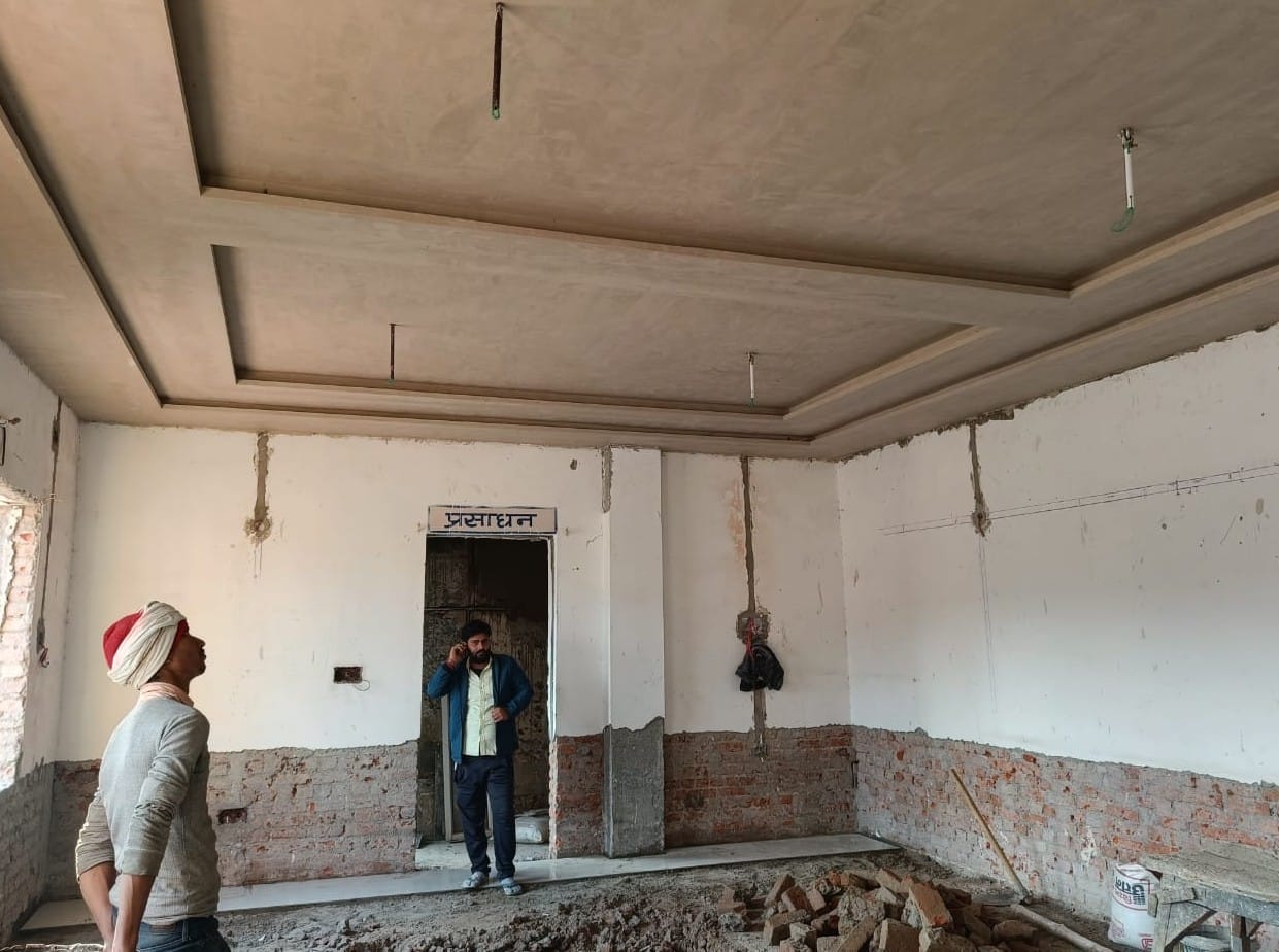 roofs of the waiting rooms of the city station will be decorated with colorful lights.