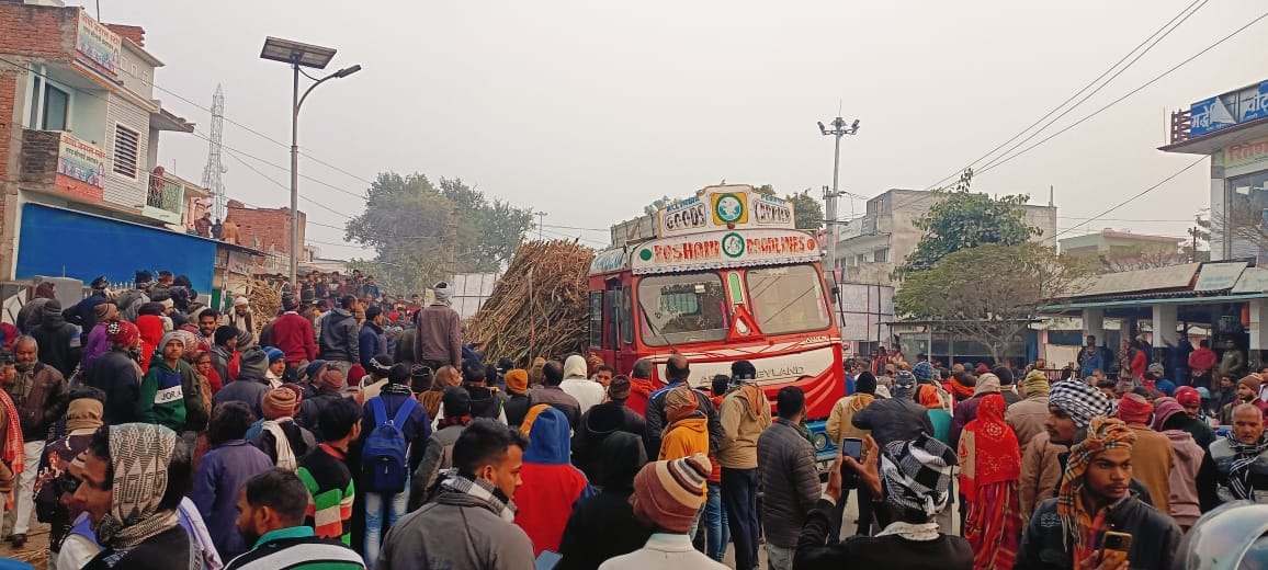 Sugarcane loaded on trailer fell on pedestrian due to rope breaking, condition critical