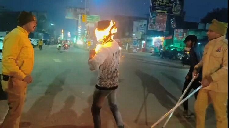 Youth burnt in Congress torch procession