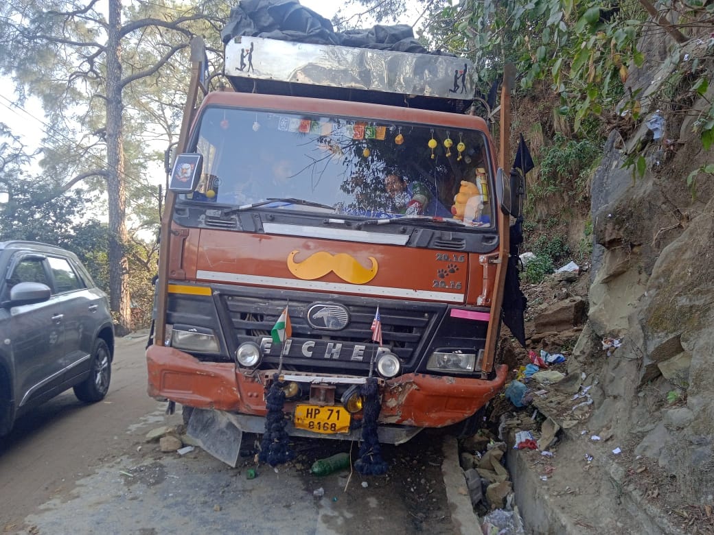 truck accident in nahan kumhaarhatti road