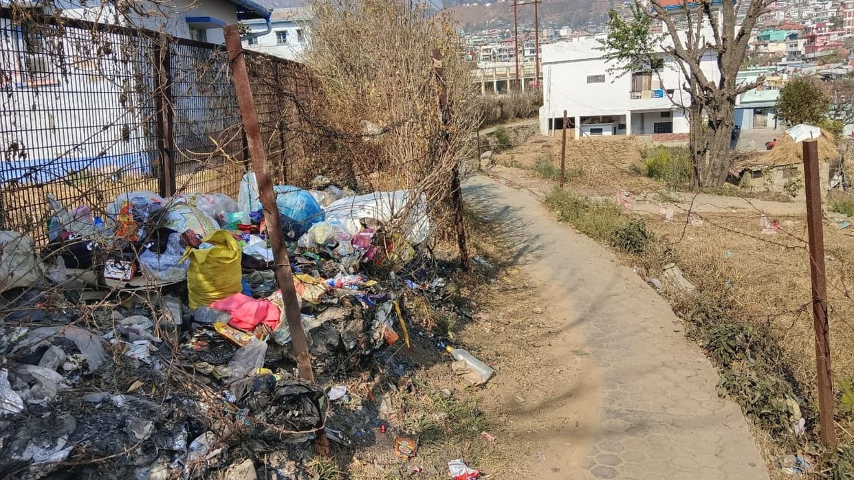 No disposal system, garbage is being burnt on the roadside