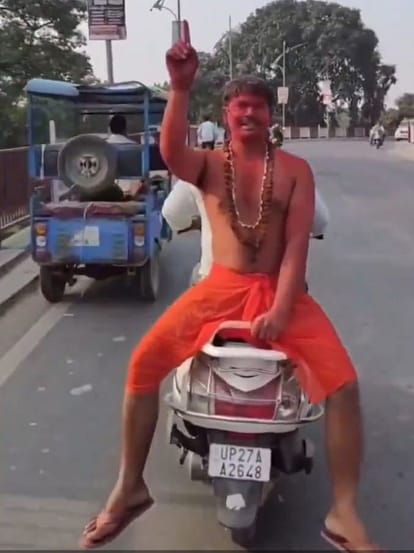 Posing as Chhota Pandit of Bhulbhulaiya, he roamed around sitting upside down on a scooter, issued challan