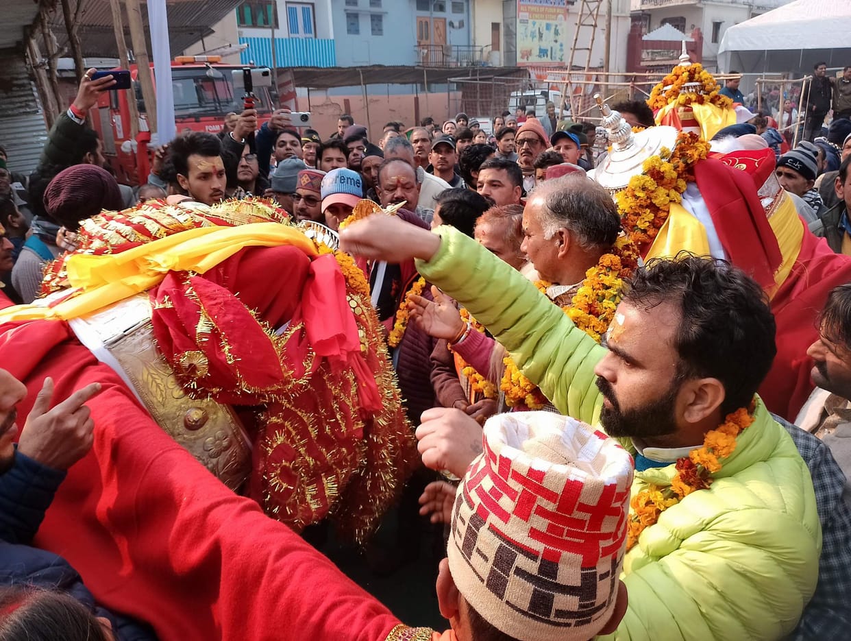 Uttarkashi: Magh Mela started with dance of Dev Dollis dispute broke out between contractors and Phad traders