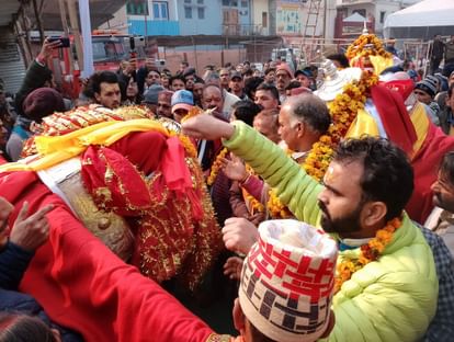 Uttarkashi: देव डोलियों के नृत्य के साथ माघ मेले का आगाज, ठेकेदार और फड़ व्यापारियों में हुआ विवाद Uttarkashi: Magh Mela started with dance of Dev Dollis dispute broke out between contractors and Phad traders