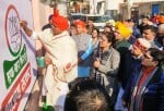 सोनीपत के गांव टेहा में विकसित भारत संकल्प यात्रा के दौरान दीवार पर कमल का फूल बनाते प्रदेश प्र