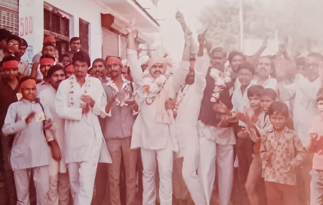 When the kar sevaks chased the inspector...