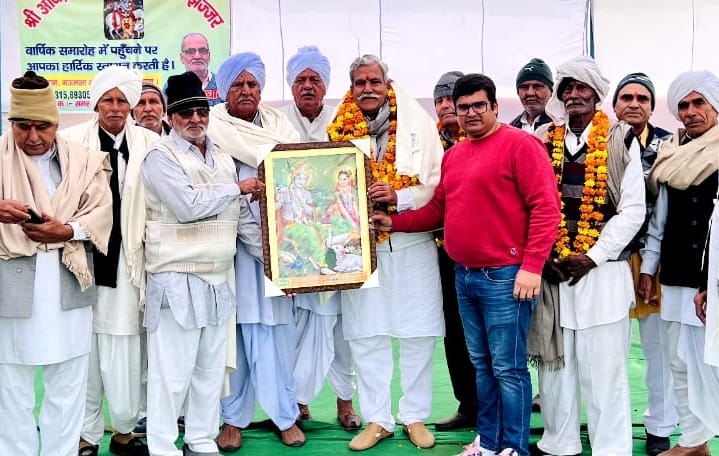 People are donating openly in Mandothi Gaushala