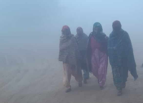Fog stopped the speed of vehicles, Gorakhdham Express arrived late by 9 hours