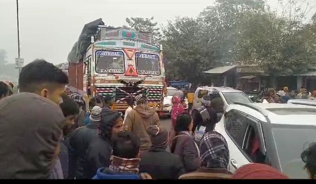 Car collides with truck while overtaking, women create ruckus