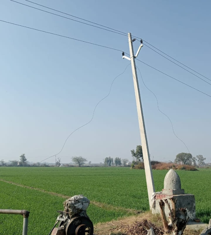 High voltage line wire fell on a young man who went to the field to collect cattle fodder, died