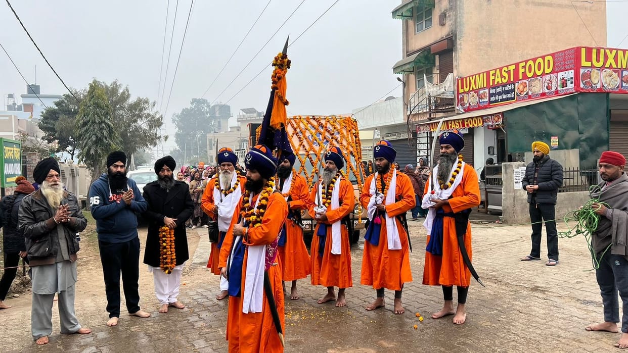 City kirtan took place in Prakash Utsav, people bowed their heads