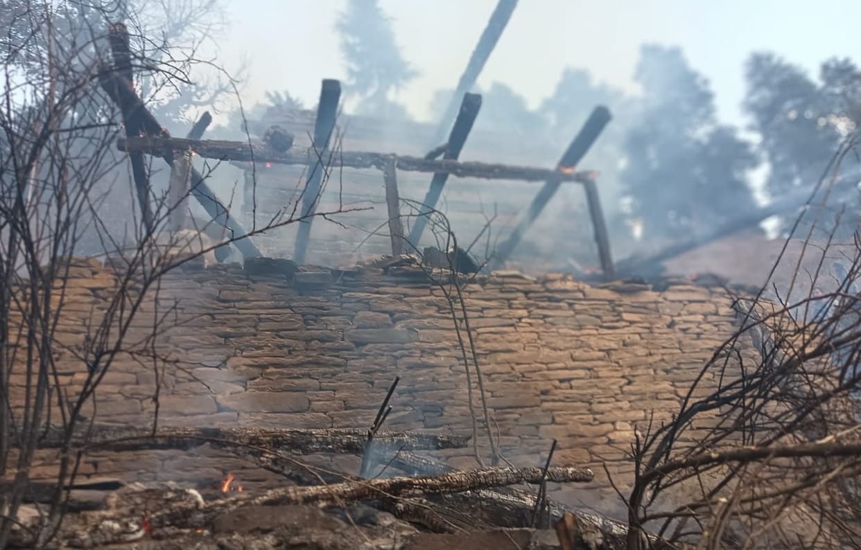 Joint house of six families burnt to ashes in Katei, Karadsu