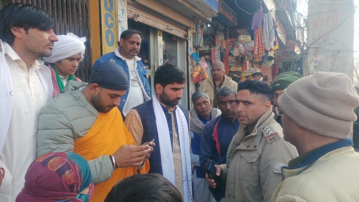 Bank employees arrived to recover the loan, organizations raised slogans