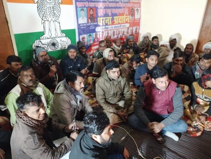 Shahjahanpur News: भूख हड़ताल पर बैठे ग्रामीण, आश्वासन पर समाप्त Villagers sitting on hunger strike ended on assurance
