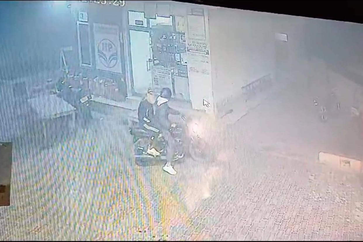 Bike riders snatched cash from the salesman by showing pistol at the pump in Bhirdana.