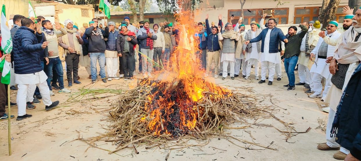 Farmers took out sugarcane-tricolor march, burnt sugarcane Holi