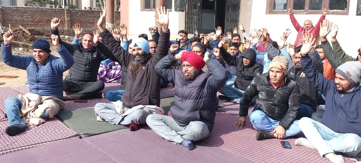 People coming to Patwar Bhawan to get work are facing problems